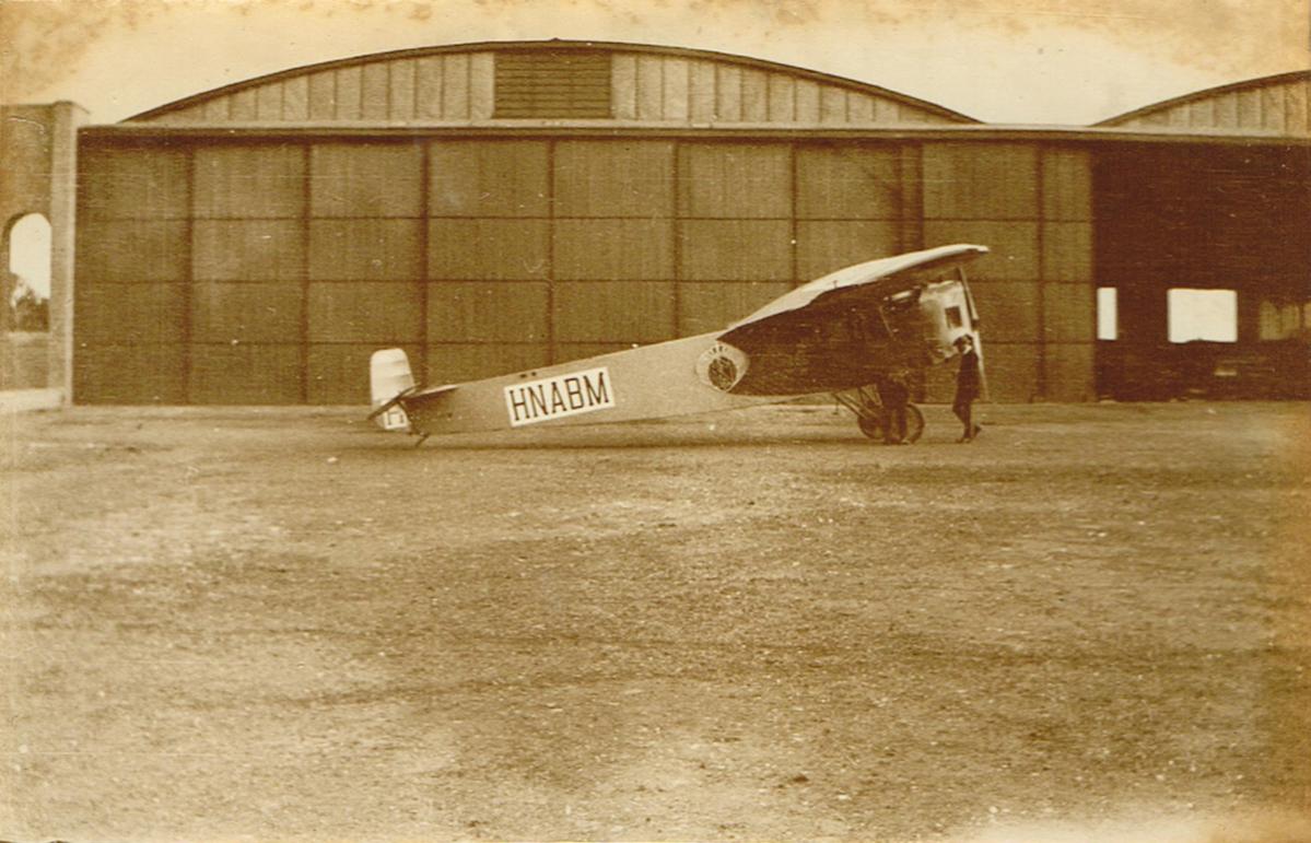 Naam: Foto 93. HNABM. Fokker F.III voor hangars te Croydon, az. 16.6.1921, klopt niet 13.8.1921 in die.jpg
Bekeken: 845
Grootte: 126,0 KB