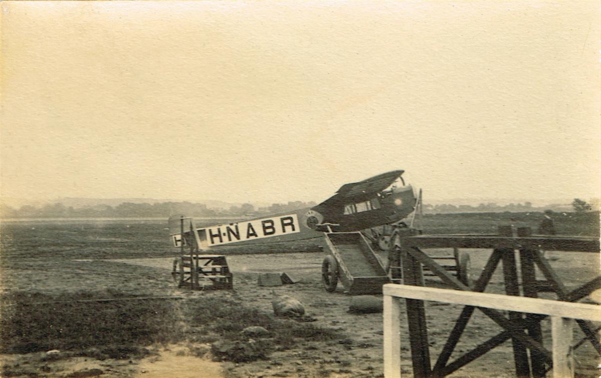 Naam: Foto 94. 'H-NABR (ex H-NABL). Fokker F.III, 600 kopie.jpg
Bekeken: 871
Grootte: 125,5 KB