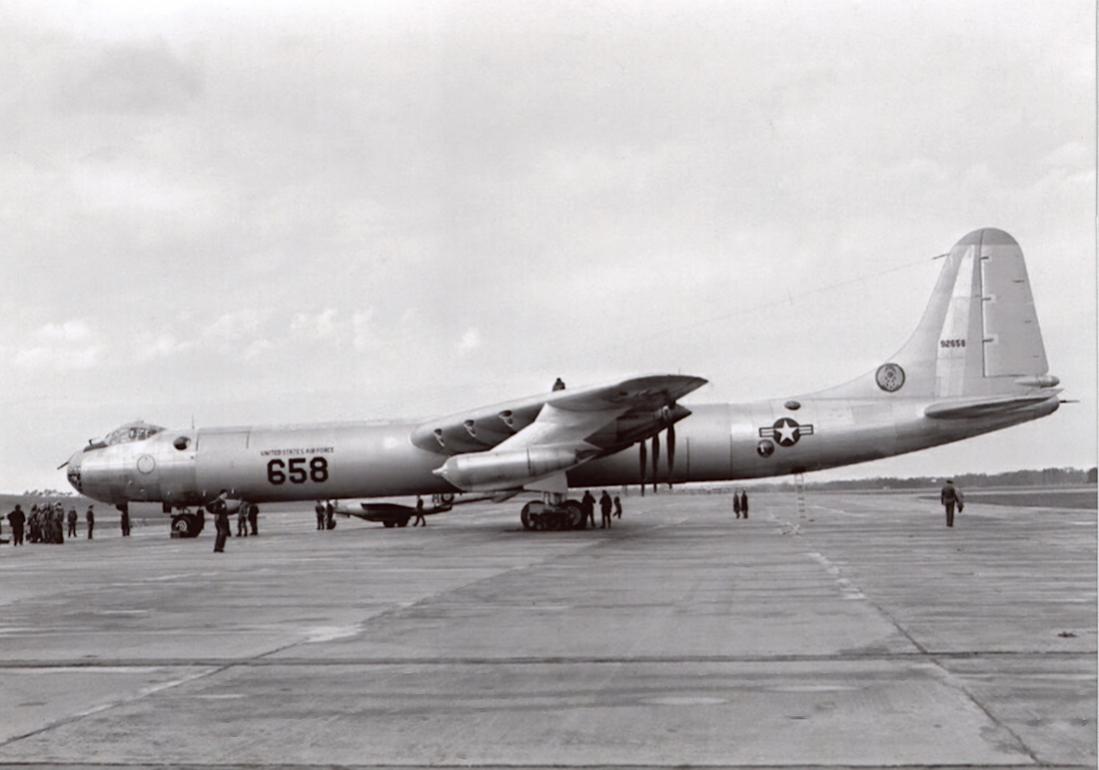 Naam: Foto. 895. 92658 (= 49-2658. MSN 115). Convair B-36D-25-CF Peacemaker. 1100 breed.jpg
Bekeken: 44
Grootte: 68,7 KB