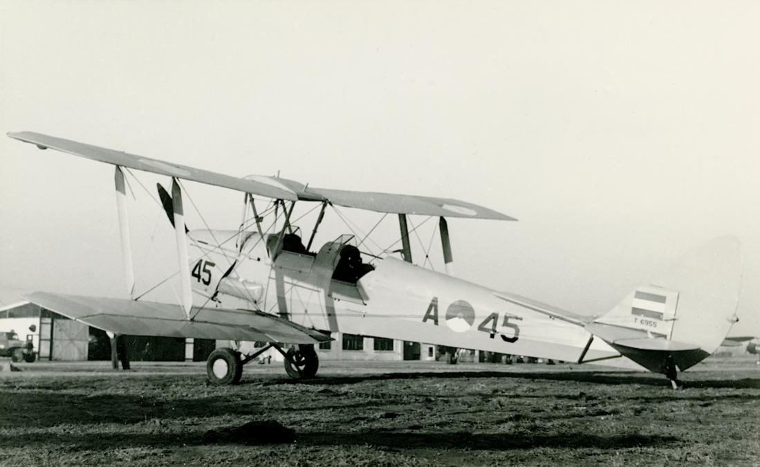 Naam: Foto 220. 'A-45' (RAF 'T 6955'). De Havilland DH-82A Tiger Moth. 1100 breed.jpg
Bekeken: 1006
Grootte: 73,5 KB