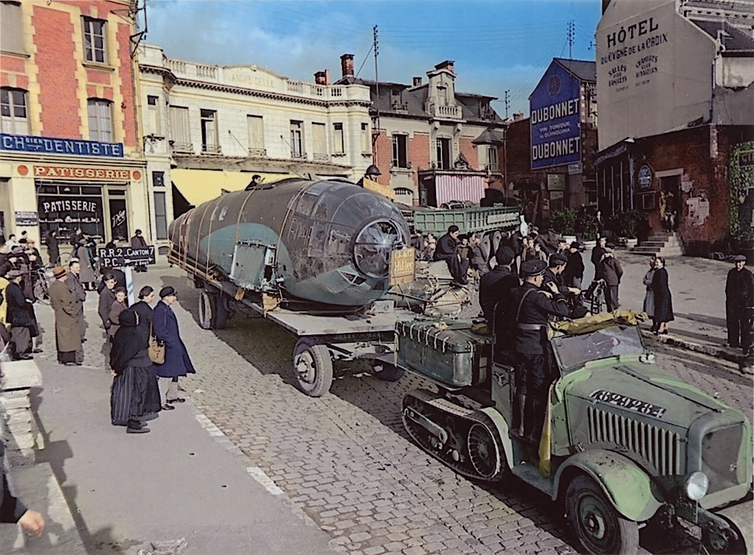 Naam: Foto 682. He 111 op transport door plaats in Noord-Frankrijk. 1940. 1100 breed.jpeg
Bekeken: 535
Grootte: 421,5 KB