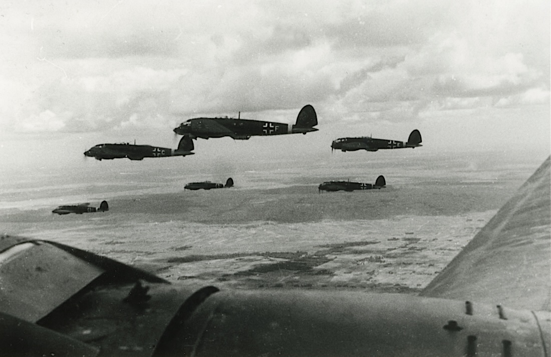 Naam: Foto 686. Heinkels He 111 op missie. 1100 breed.jpeg
Bekeken: 355
Grootte: 214,5 KB