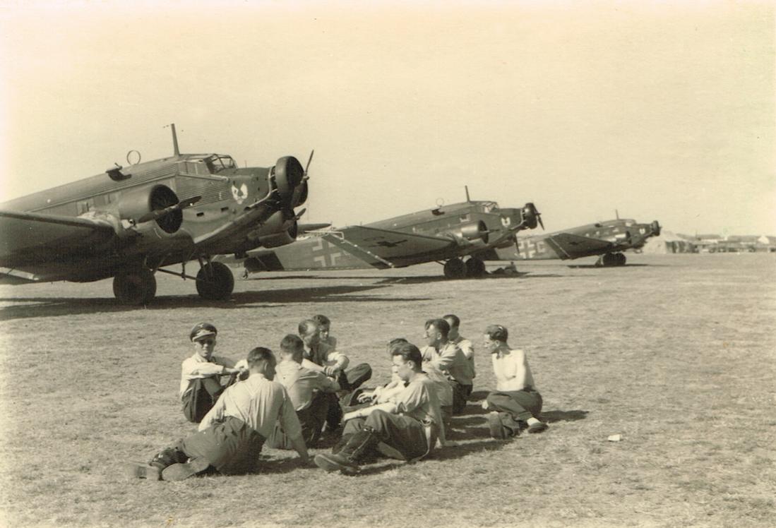 Naam: Foto 432. 3x Ju-52. Kreta of Bulgarije (onleesbare naam op achterzijde), mei 1941. KGrzbV. 105 k.jpg
Bekeken: 826
Grootte: 96,5 KB